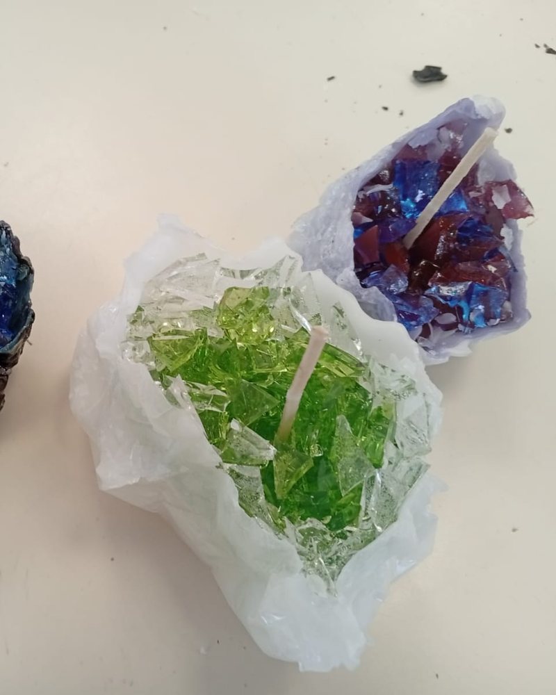 Velas geodas hechas por alumnas de la escuela