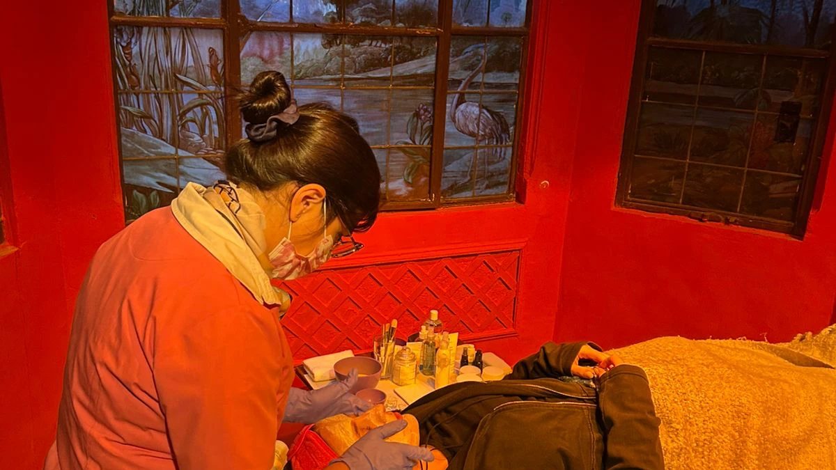 Clase práctica de cosmetología en gabinete